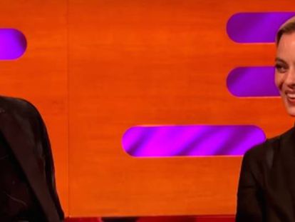 Jim Carrey y Margot Robbie en el 'El show de Graham Norton' justo después de que Carrey hablara sobre "las desventajas físicas" de la actriz.