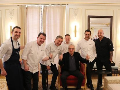 El actor Robert de Niro, rodeado por los cocineros que realizaron el menú de la campaña de Madrid Fusión, el pasado marzo.