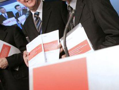 Fotograf&iacute;a de diciembre de 2008, del vicepresidente ejecutivo de la Fundaci&oacute;n Ideas, Jes&uacute;s Caldera (izquierda) y Carlos Mulas.