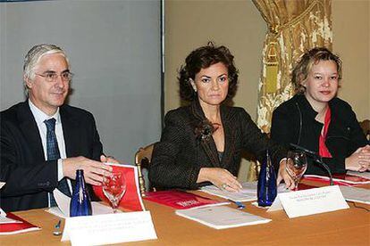 La ministra de Cultura, junto a la secretaria de Estado para la Cooperación, Leire Pajín, y al presidente de Castilla-La Mancha, José María Barreda.
