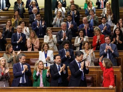 La bancada del PP aplaude a su portavoz, Cuca Gamarra, abajo a la derecha, este miércoles en el Congreso.