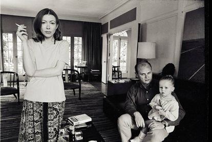 Joan Didion, su marido y su hija en su casa de Los Ángeles en 1968.