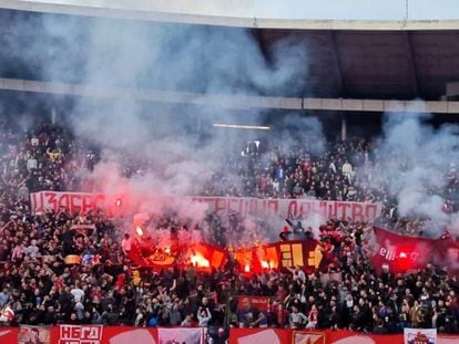 Los ultras del Estrella Roja queman la pancarta robada a los radicales de la Roma.