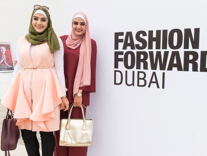 Dos invitadas al evento Fashion Forward en Dubai.