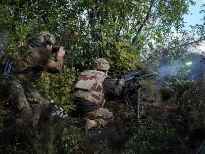 Un soldado ucranio dispara contra posiciones rusas situadas en el frente de Toretsk, en la región de Donetsk, este miércoles 12 de octubre.