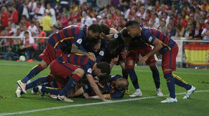 Los jugadores del Barça celebran el gol de Alba en la final del curso pasado.