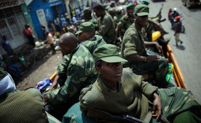 Rebeldes del M23 aguardan en un camión antes de dejar Goma.