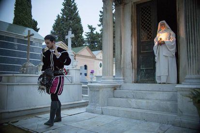 Miguel Tarifa (Don Juan) y Cristina Royo (Doñá Inés) en el montaje de la obra de Zorrilla el miércoles en el cementerio de San Fernando.