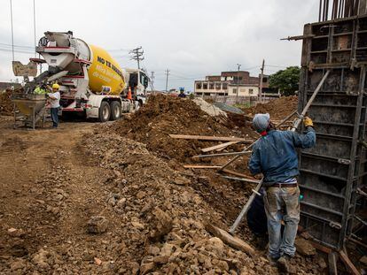 Un hombre trabaja en un proyecto de vivienda en Cali (Colombia), en 2023.