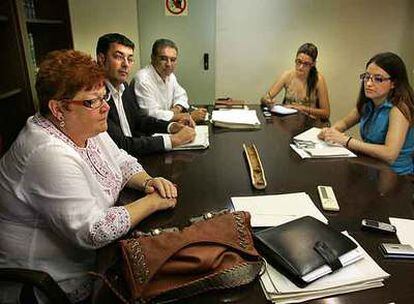 Algunos de los integrantes del grupo parlamentario de Compromís, ayer, antes de su reunión.