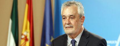 José Antonio Griñán, en la presidencia de la Junta. Detrás, las banderas de Andalucía, España y la Unión Europea.