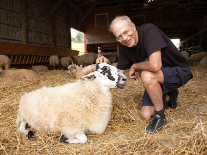 El filósofo Peter Singer, en un santuario de animales en Nueva York, en 2006.