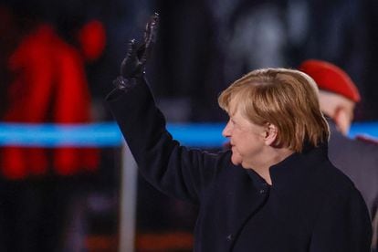 La canciller Angela Merkel saluda durante la ceremonia militar llamada Grosser Zapfenstreich), el jueves en Berlín.  