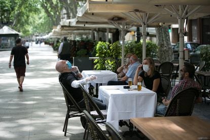 Dos grupos de personas, en una terraza de la Rambla, el 25 de mayo en Barcelona.