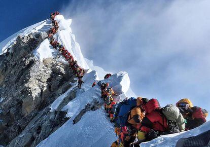 Escaladores a punto de hollar la cumbre del Everest el 22 de mayo.