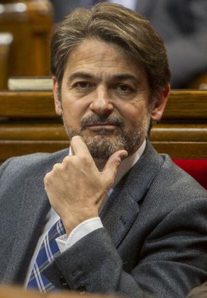 Oriol Pujol en su escaño del Parlament
