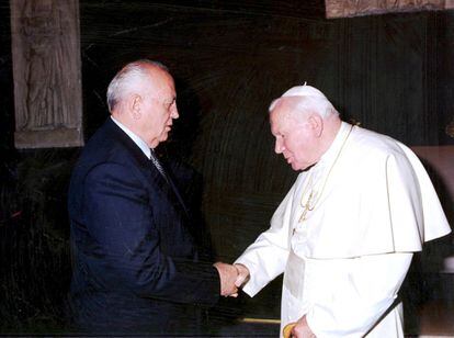 El papa Juan Pablo II estrecha la mano con Gorbachov en la Ciudad del Vaticano, el 13 de noviembre de 2000. Tras el intento de golpe de Estado de agosto de 1991, perpetrado por parte de la cúpula del KGB y del Partido Comunista de la Unión Soviética (PCUS), su posición política quedó muy debilitada. Dimitió en diciembre de ese año y disolvió el comité central. Un día después, el 25 de diciembre, la Unión Soviética dejó de existir.