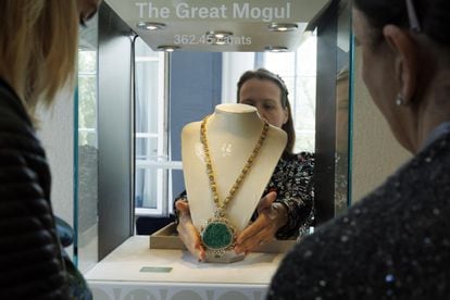 Collar conocido como  Gran Mogol, con diamantes y una gran perla. 
