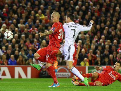 Cristiano, en el momento de rematar el primer gol del Madrid.