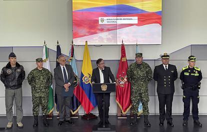 El presidente colombiano Gustavo Petro (centro) y su ministro de Defensa Iván Velásquez (izquierda de Petro) durante el nombramiento de un nuevo liderazgo militar el 12 de agosto de 2022 en Bogotá.