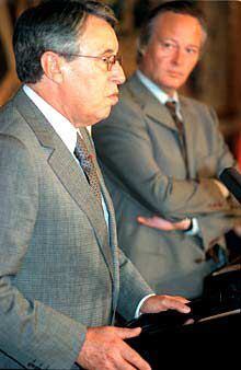 Benaissa y Piqué, en una reunión de agosto de 2000.