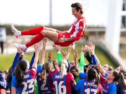 Las jugadoras del Barcelona mantean a Virginia Torrecilla. Foto: INMA FLORES