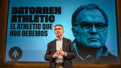 El candidato a la presidencia del Athletic Club, Iñaki Arechabaleta, en el anucio este lunes de Marcelo Bielsa como su propuesta como entrenador.