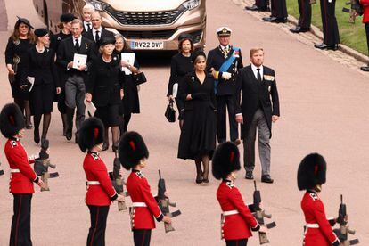 Las familias reales de Suecia y de Países Bajos llegan a la Capilla de San Jorge en el Castillo de Windsor.