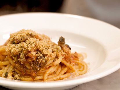 Toma pasta con le sarde y grita "¡viva Sicilia!"