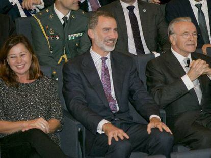 La ministra de Economía, Nadia Calviño, la secretaria general del PSIB-PSOE, Francina Armengol, el rey Felipe VI y el presidente de la la Fundación Bancaria La Caixa, Isidro Fainé.