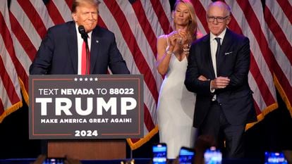 Trump interviene este jueves en un acto en las Vegas, acompañado de Woody Jonhson y la esposa de este Suzanne.