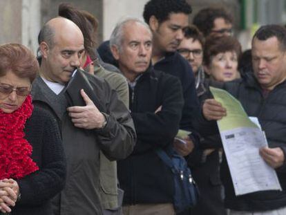 Parados hacen cola en la oficina de empleo.