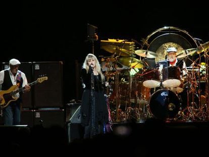 John McVie, Stevie Nicks y Mick Fleetwood en un concierto de Fleetwood Mac en Kansas City.