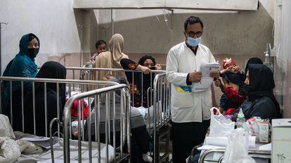 En el Hospital Infantil Indira Gandhi, en Kabul, Afganistán, las camas y cunas están llenas de pacientes.