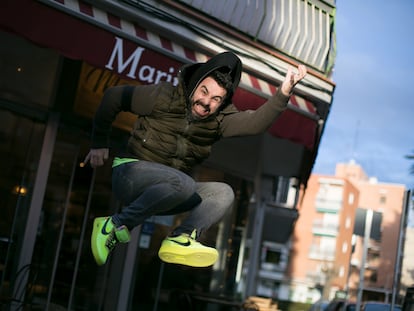 El cantante Iván Sevillano, Huecco, frente a la pastelería Marimer, que regenta en el barrio de Campamento, en Madrid.