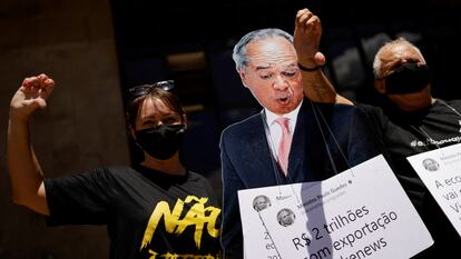 Una imagen del ministro de Economía, Paulo Guedes, este martes en las protestas de los funcionarios para reclamar un amento salarial.