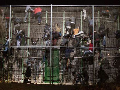 Un grupo de inmigrantes intenta entrar en Melilla, el pasado mayo.