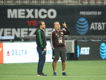 Gerardo Torrado, quien fuera director de selecciones de México, junto al seleccionador argentino Tata Martino.