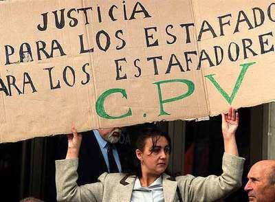 Una afectada por la estafa de CPV se manifiesta en los juzgados de la plaza de Castilla en 2002.