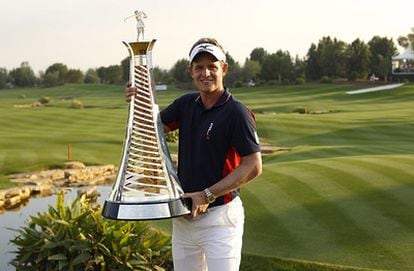 Luke Donald, con el trofeo por haber ganado la 'Carrera a Dubai'.