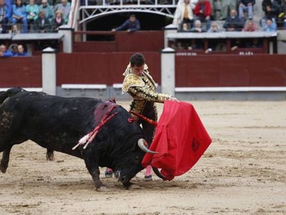 El torero Daniel Luque, en un pase de pecho, este martes en Las Ventas.