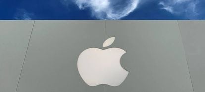 Logo de Apple en un centro comercial en California