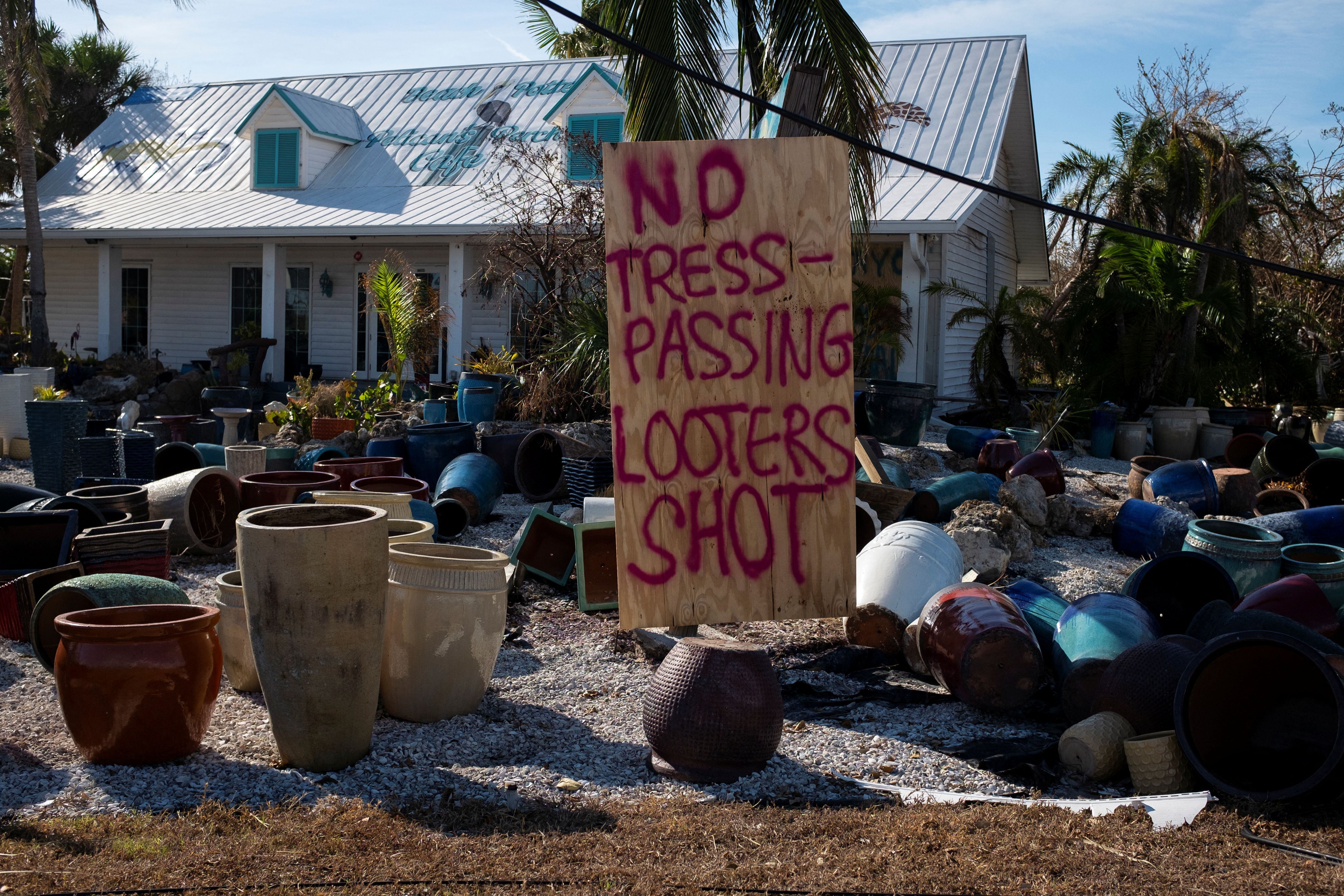 Un cartel en Fort Myers Beach previene a los posibles saqueadores de que los recibirán a tiros. 