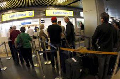 Pasajeros de Lufthansa hacen cola ante los mostradores de su compañía en la T1 del aeropuerto de Madrid-Barajas. EFE/Archivo