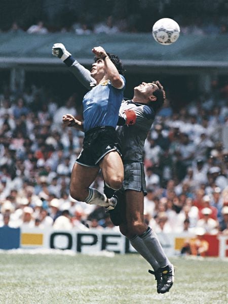 Diego Maradona usa la mano para meter el primer gol de Argentina contra Inglaterra durante el famoso partido de la FIFA de 1986, en el estadio Azteca de México DF.