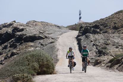 Dos ciclistas en el entorno del cabo de Favàritx (Menorca).