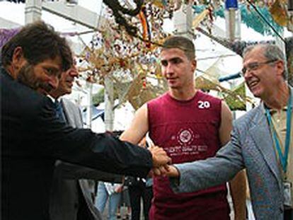 En el centro, uno de los fugados, junto a altos cargos de la Generalitat.