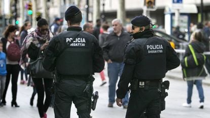 Dos mossos d'esquadra patrullant a Barcelona.