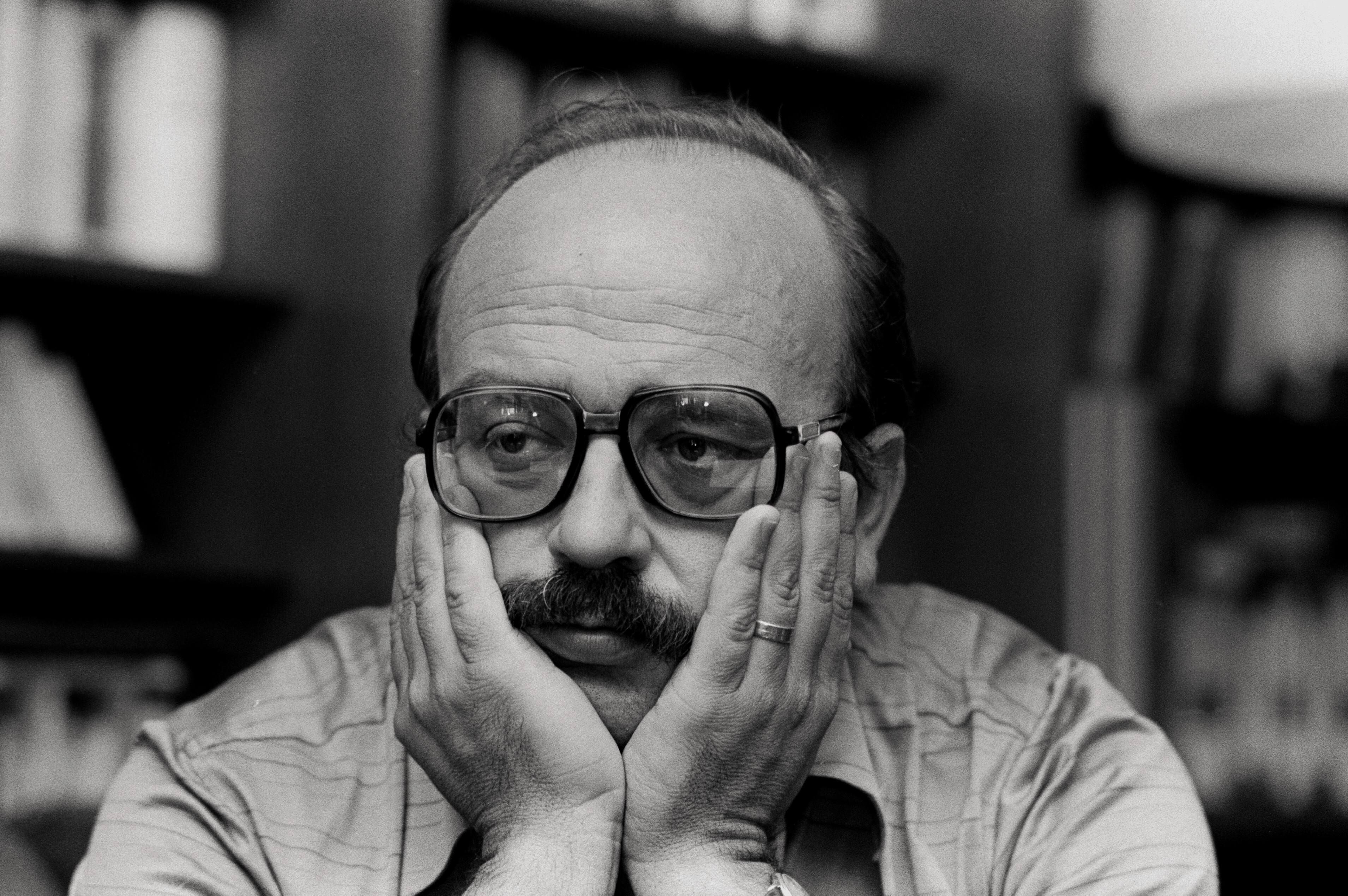 El escritor Manuel Vázquez Montalbán, en 1983.