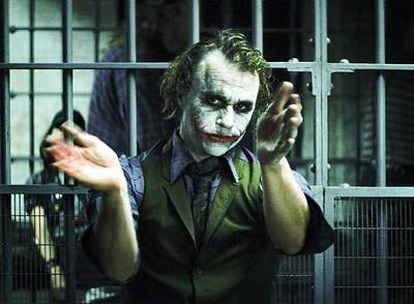 Heath Ledger, caracterizado como <i>Joker</i> en <i>El caballero oscuro</i>.